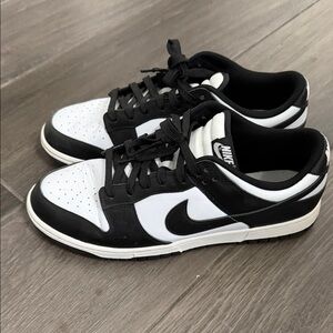 Nike Men's Black and White Low-Top Sneakers
